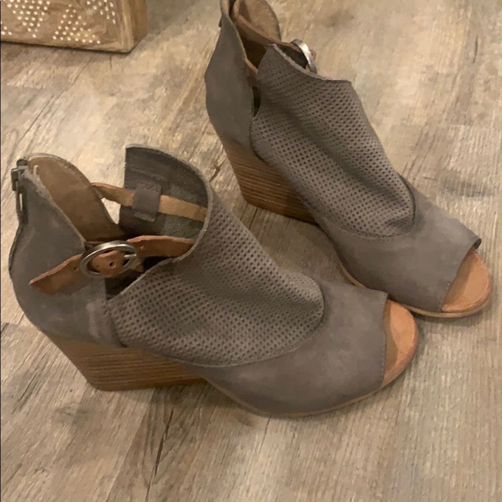 Miz Mooz peep toe wedge booties😍